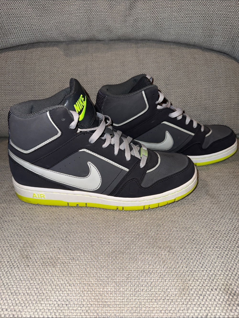 Nike Air Prestige III High-Top Sneakers - Picture 5 of 6